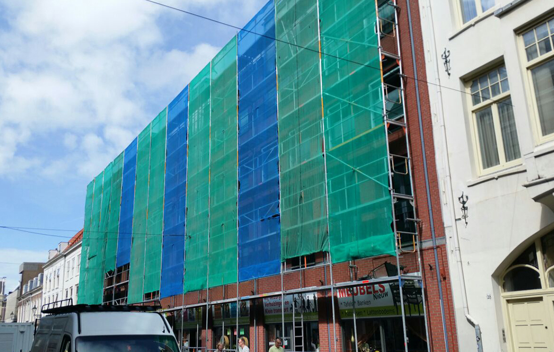 Steiger winkelcentrum met gekleurd werkgordijn